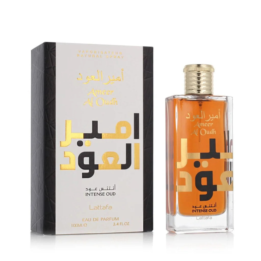 Amberkleurige Lattafa Parfum Ameer Oud Intense fles en zwart-wit doos