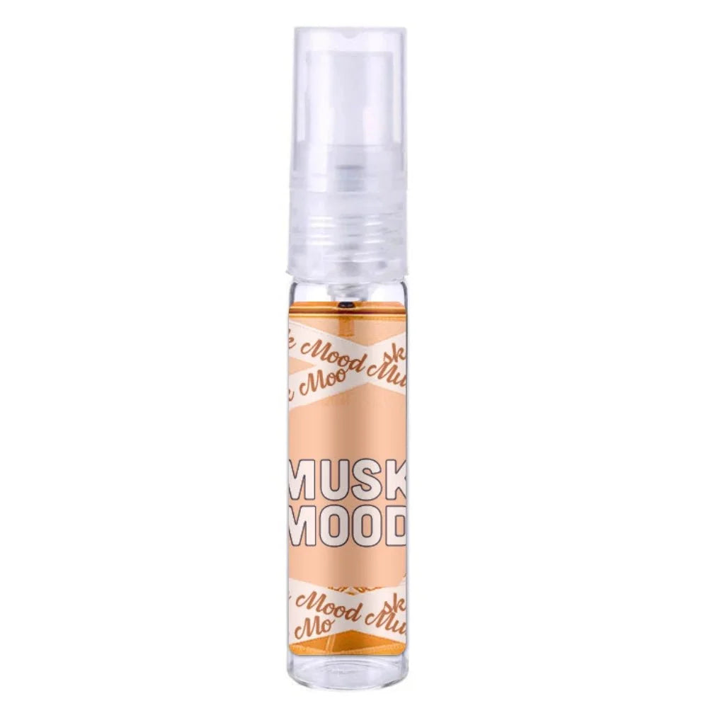 Glasparfumfles met oranje label en amberkleurige vloeistof voor Oud Mood Musk