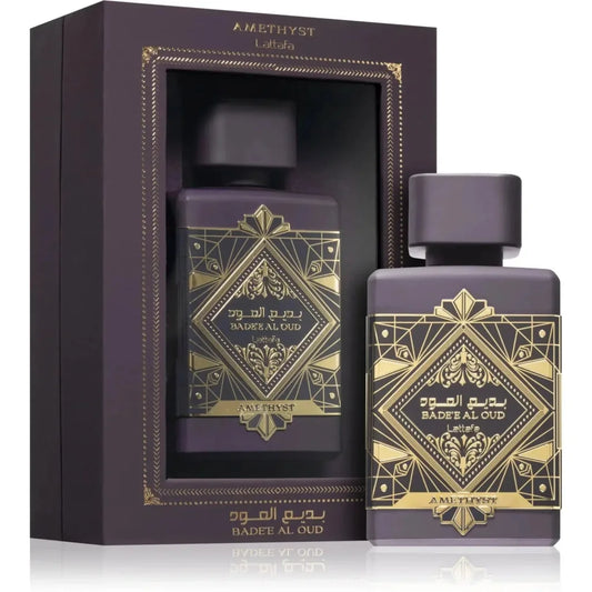 Lattafa Parfum Badee Oud Amethyst met houtachtige noten en paarse flessen met gouden labels