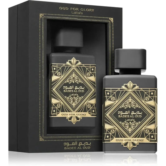Twee zwarte Lattafa Parfum Badee flessen met gouden etiketten, één in bijpassende doos
